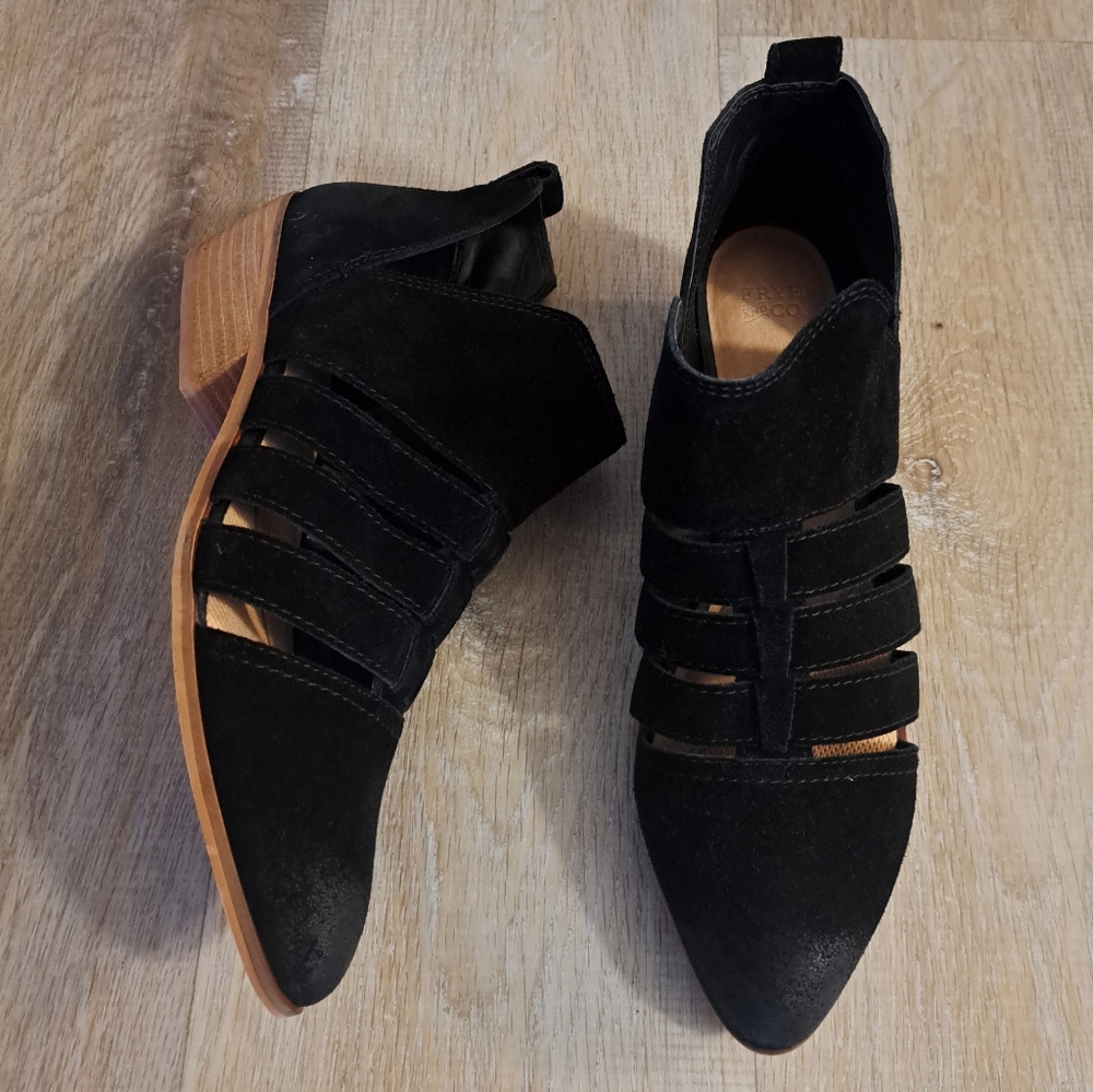 Frye & Co. Rubie Cutout Bootie 71515 Black Suede Ankle Booties / Boots Size 10